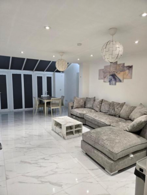 Rooms available in a Luxury and stylish shared 3 bedroom house in Greenhithe, 11mins walk to Greenhithe Train Station, 7 mins drive to Bluewater shopping mall
